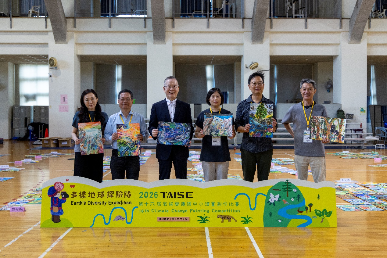 總召集人簡又新董事長與高年級、國中組評審委員手持獲獎作品合照